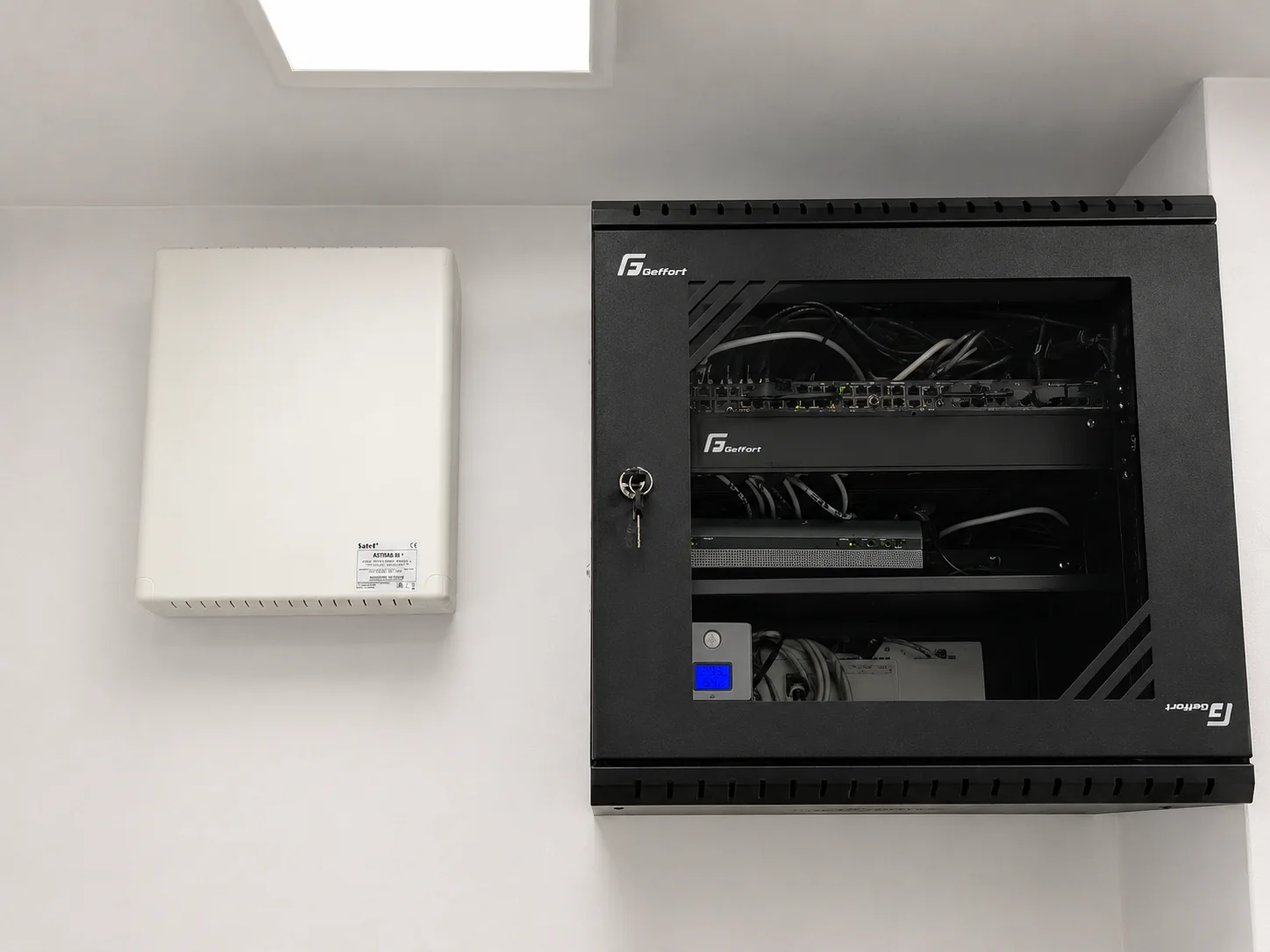 Szafa RACK oraz centrala alarmowa Satel w jednej instalacji