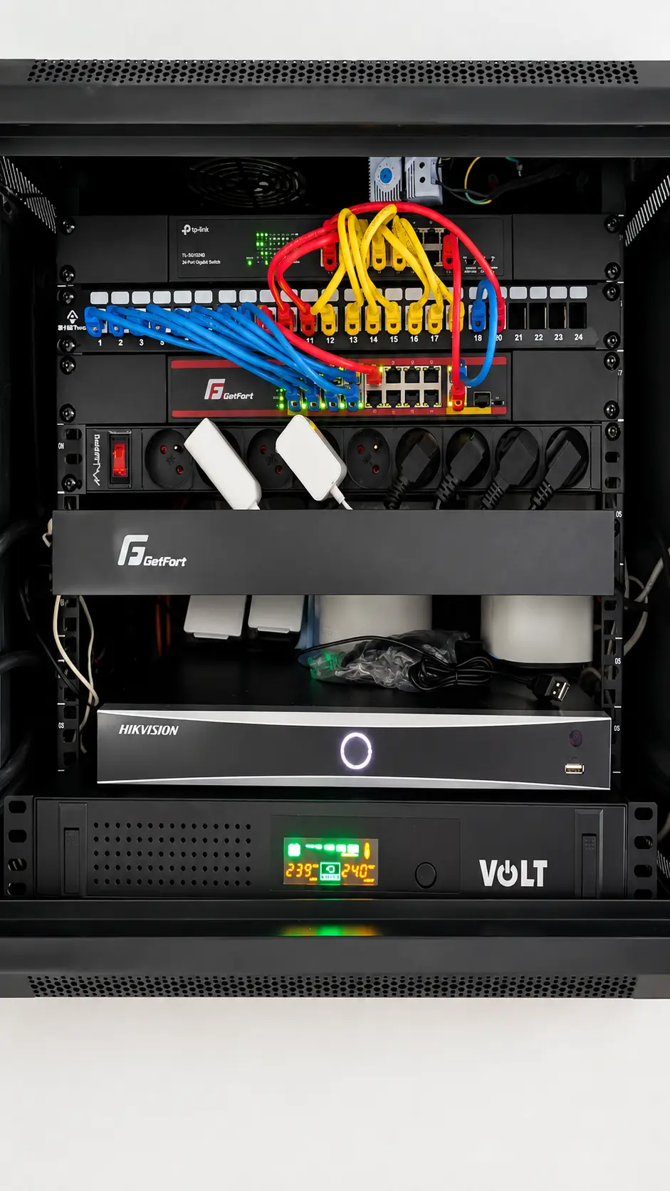 Szafa RACK z instalacją LAN wykonana przez Insta Guards